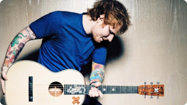 Ed Sheeran con la sua chitarra