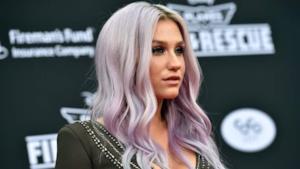 Kesha con i capelli viola
