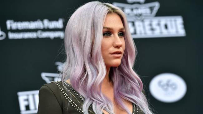 Kesha con i capelli viola