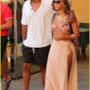 Beyoncé e Jay-Z camminano vestiti da spiaggia