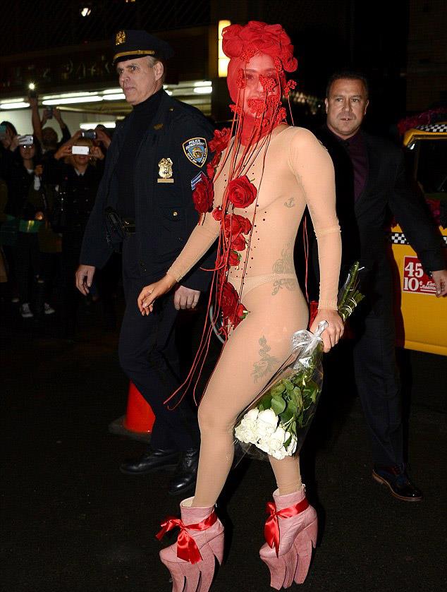 Lady Gaga con maschera di pizzo