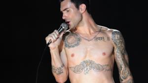 Adam Levine sul palco a petto nudo