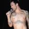 Adam Levine sul palco a petto nudo