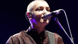 La cantante irlandese Sinead O'Connor sul palco