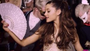 Ariana Grande: nel video di Right There fa rivivere Giulietta e Romeo