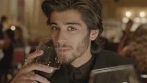 Zayn Malik beve vino