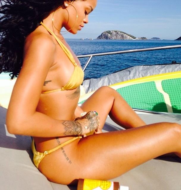 Rihanna si spalma la crema