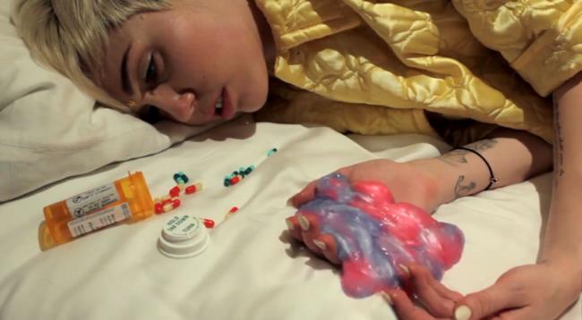 Miley Cyrus in una scena del video dei Flaming Lips