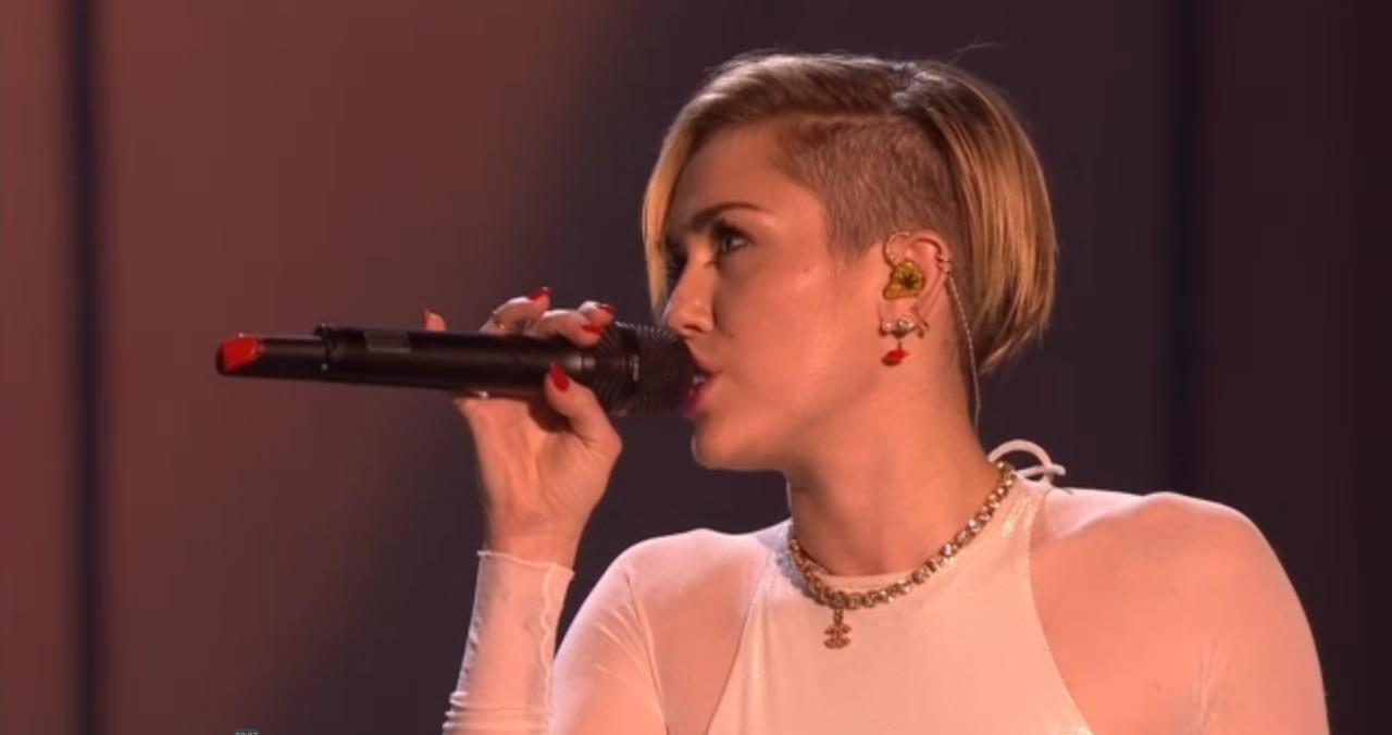 Miley Cyrus Sexy Outfit MTV ema Awards - 12