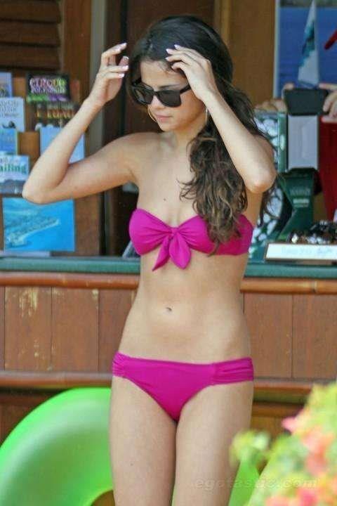 Selena Gomez in Bikini le 30 foto migliori - 13