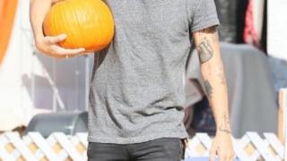 Harry Styles con in mano una zucca