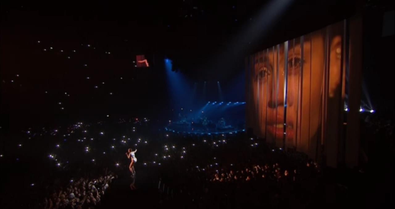 Miley Cyrus Sexy Outfit MTV ema Awards - 16