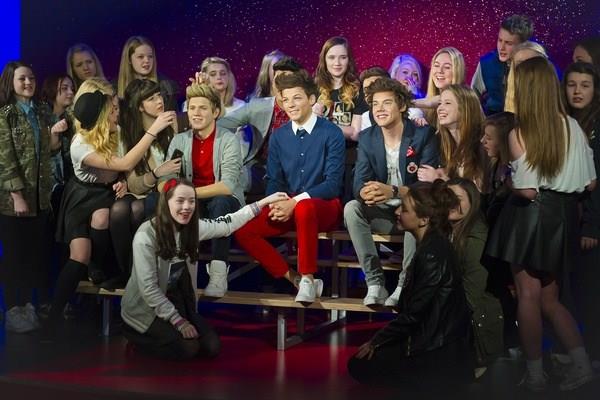 One Direction accerchiati dalle fan