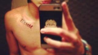 Calum Hood Selfie al nuovo tatuaggio