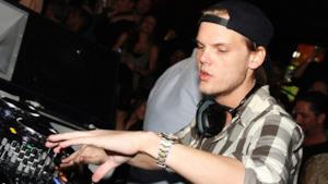 Il DJ Avicii durante un'esibizione live