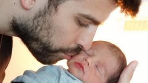 Shakira: la prima foto del figlio Milan con il papà Piqué