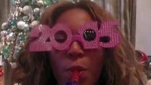 Beyoncé festeggia il Capodanno con occhiali a forma di 2015
