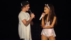 Justin Bieber e Ariana Grande insieme sul palco