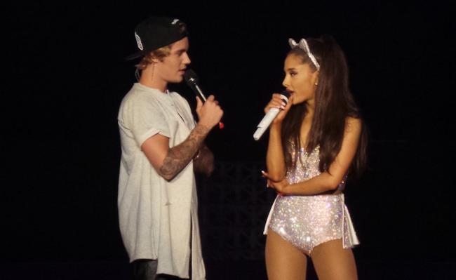 Justin Bieber e Ariana Grande insieme sul palco