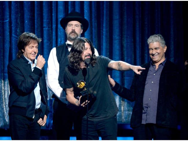 Paul McCartney, Dave Grohl, Krist Novoselic, Pat Smear vincono con“Cut Me Some Slack,” 