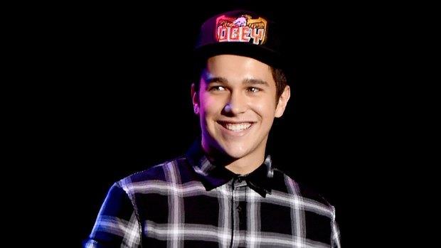 Primo piano del cantante statunitense Austin Mahone