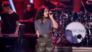 La cantante Alessia Cara al Saturday Night Live