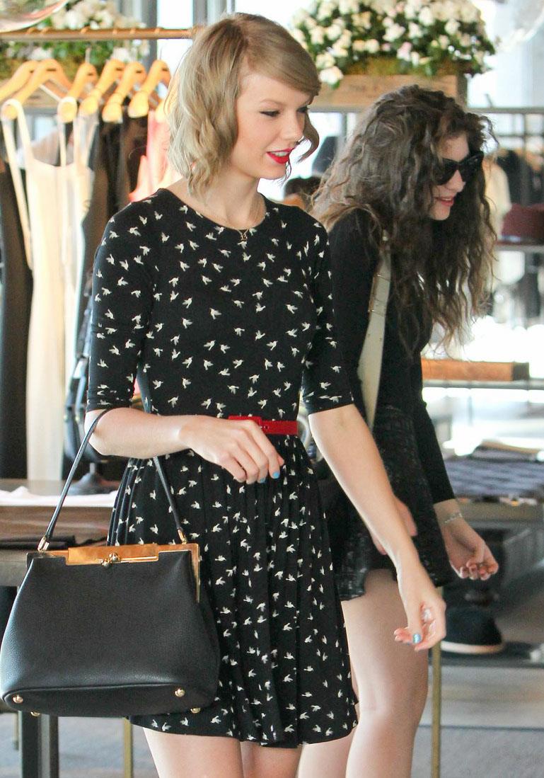 Taylor Swift e Lorde osservano dei vestiti
