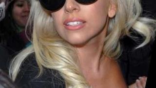 Lady Gaga in reggiseno a spasso per New York - 2