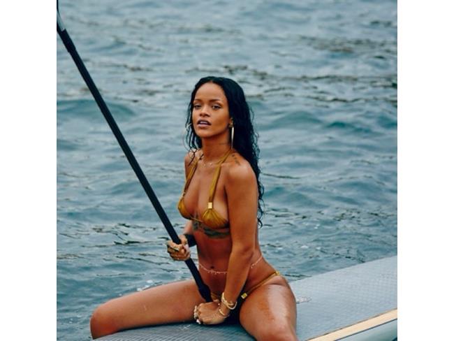 Rihanna con un remo sulla tavola da surf