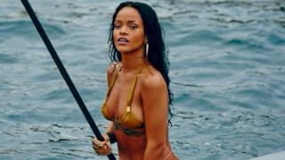 Rihanna con un remo sulla tavola da surf