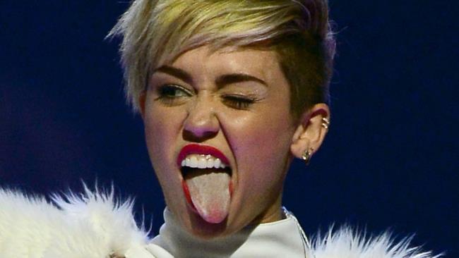 Miley Cyrus fa la linguaccia