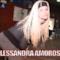 Alessandra Amoroso con parrucca bionda e sguardo pazzo