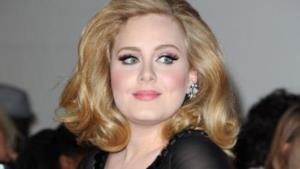 Adele con capelli biondi