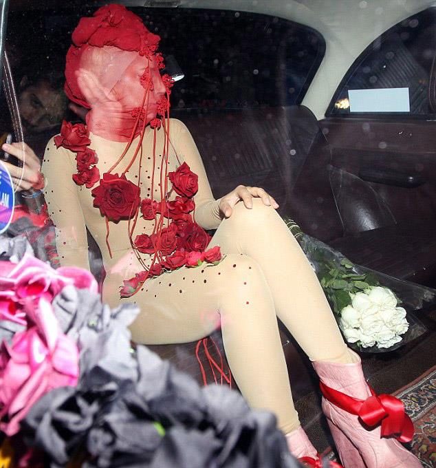 Lady Gaga seduta in taxi