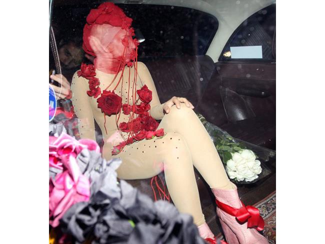 Lady Gaga seduta in taxi