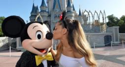 Ariana Grande bacia Mickey Mouse