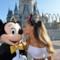Ariana Grande bacia Mickey Mouse