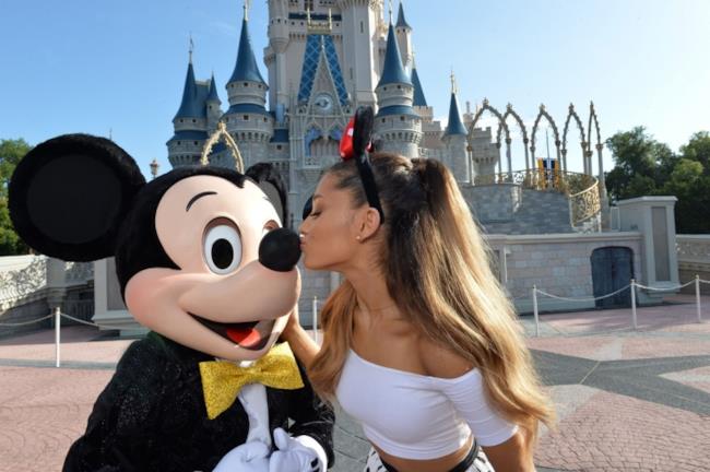 Ariana Grande bacia Mickey Mouse