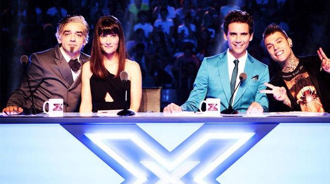 I quattro giudici di X Factor 8 ridono seduti dietro il bancone