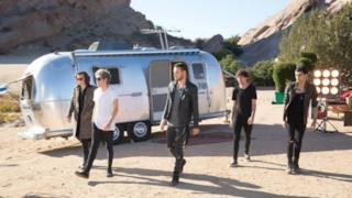 I One Direction vicino a una roulotte