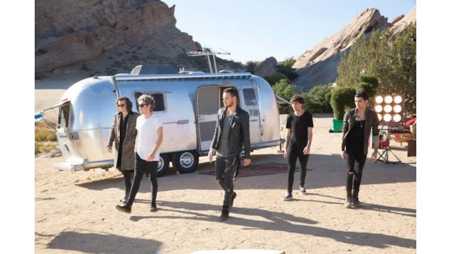 I One Direction vicino a una roulotte