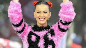 Katy Perry ride con maglia rosa-nero numero 86