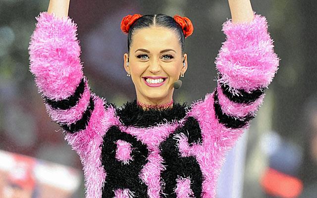 Katy Perry ride con maglia rosa-nero numero 86