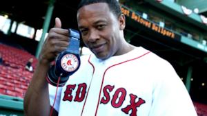 Dr Dre con la maglia e le cuffie dei Red Sox