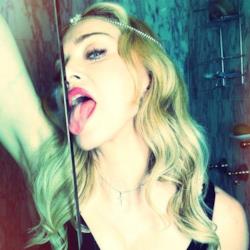 Madonna lecca il vetro della doccia