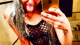 Miley selfie con la maglia a rete