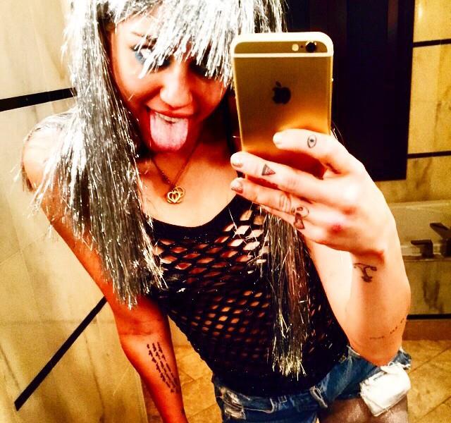 Miley selfie con la maglia a rete