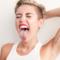 Primo piano di Miley Cyrus con la lingua di fuori