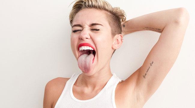 Primo piano di Miley Cyrus con la lingua di fuori