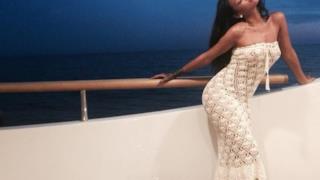 Rihanna in vestito bianco